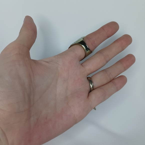 Gold Rhinestone Ring Set. - Picture 2 of 6